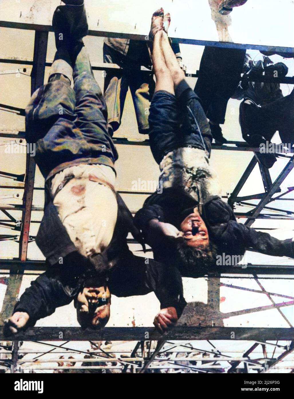 Les cadavres de Benito Mussolini Clara Petacci exposés à Milan le 29 avril 1945, Piazzale Loreto, Milan, Italie) les cadavres de Benito Mussolini et de sa maîtresse Clara (Claretta) Petacci le 28 avril 1945. Piazza Loreto. Milan Banque D'Images