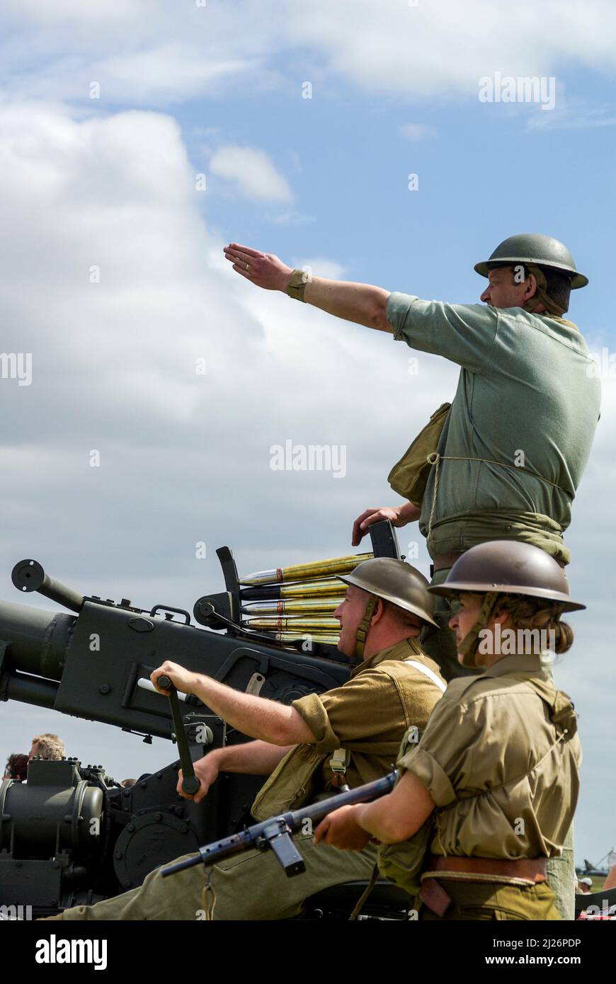 Recréation d'une défense de la Seconde Guerre mondiale d'un aérodrome avec des équipages équipés d'un canon anti-aérien, probablement un Bofors 40mm. Équipage en costume d'époque Banque D'Images