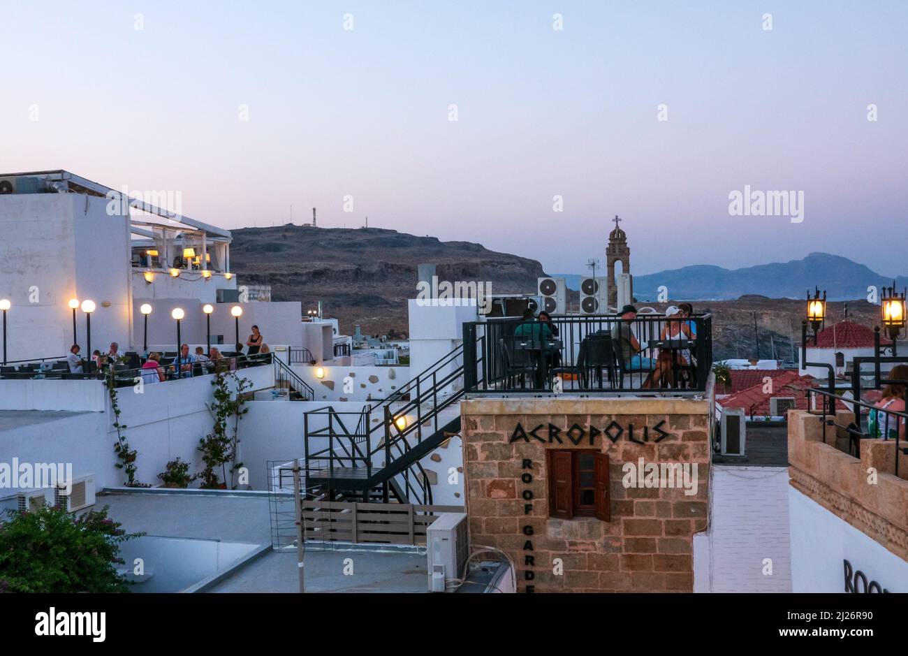 Lindos, île de Rhodes, Grèce - 01 octobre 2021, vue sur le toit de la ville de Lindos le soir, Rhodes, Banque D'Images