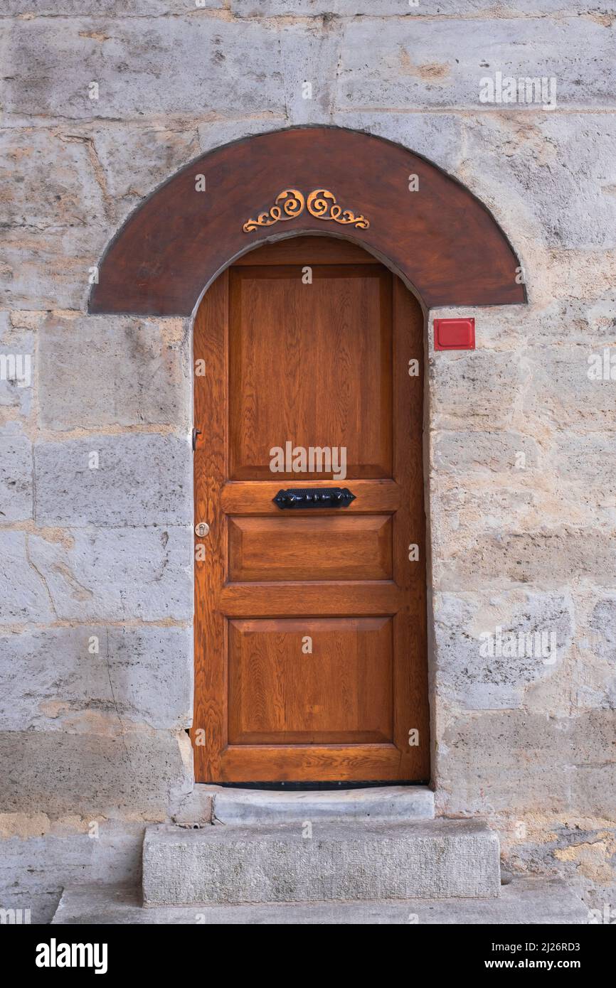 Bâtiment en pierre, porte en bois incrusté. Foyer sélectif vieux bdoor. Banque D'Images