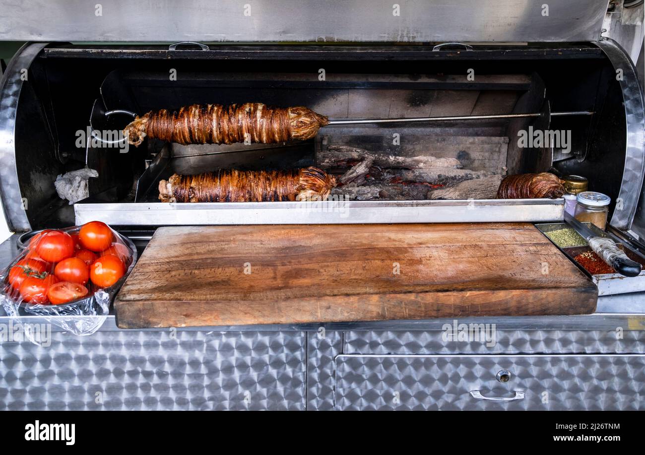 L'alimentation de rue turc Kokorec rolls faite avec de l'intestin d'agneau grillées au four à bois. Banque D'Images