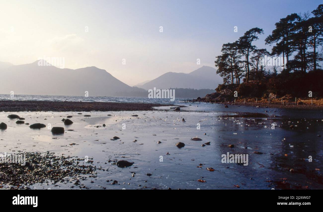 Friar's Crag The Cat Bells et Causey Pike vus lors d'une froide soirée d'hiver près de Keswick le Lake District Cumbria Angleterre Banque D'Images