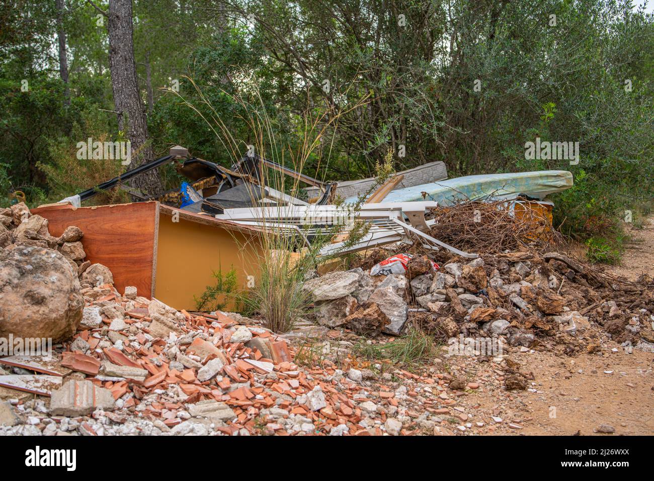 Gravats de déchets dans la forêt sur une route rurale à Tarragone, Costa Dorada, Catalogne, Espagne Banque D'Images