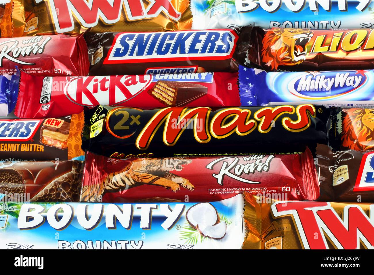 Lot de 5 barres de chocolat blanc Snickers dont une retirée Royaume-Uni  isolé sur fond blanc Photo Stock - Alamy