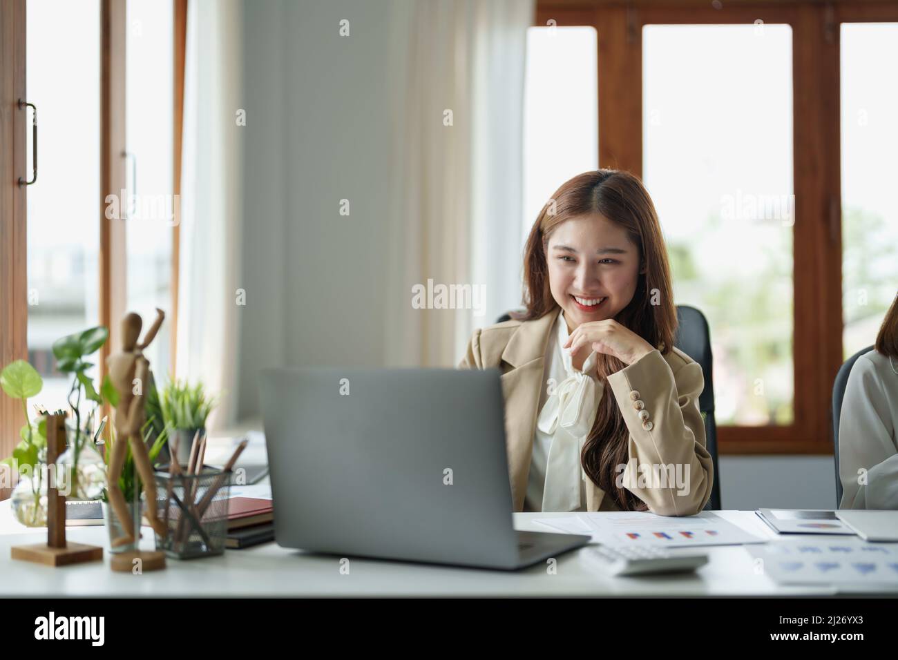 Portrait d'une charmante jeune femme d'affaires travaillant avec un ordinateur portable pour des finances sur ordinateur portable dans la salle de réunion Banque D'Images
