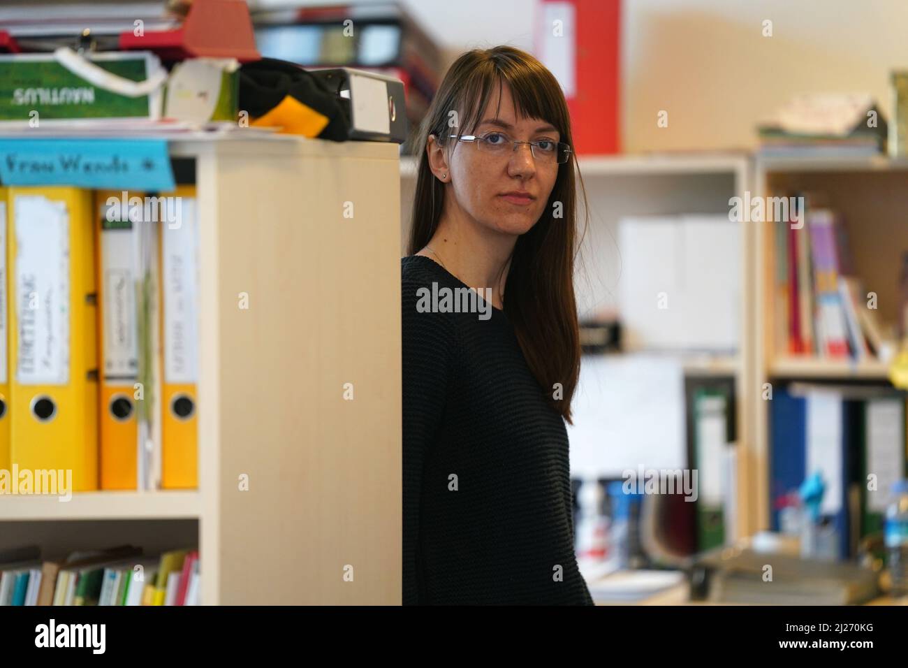 Norderstedt, Allemagne. 30th mars 2022. Iryna Mikulska, enseignante d'anglais de Kiev qui vient de fuir la guerre dans sa patrie, est assise dans la salle du personnel de l'école communautaire Harksheide. Le ministre de l'éducation du Schleswig-Holstein, Prien, a accueilli le premier enseignant ukrainien à l'école communautaire Harksheide de Norderstedt. À l'avenir, elle enseignera dans la section DAZ (allemand langue seconde) de l'école. Credit: Marcus Brandt/dpa/Alay Live News Banque D'Images