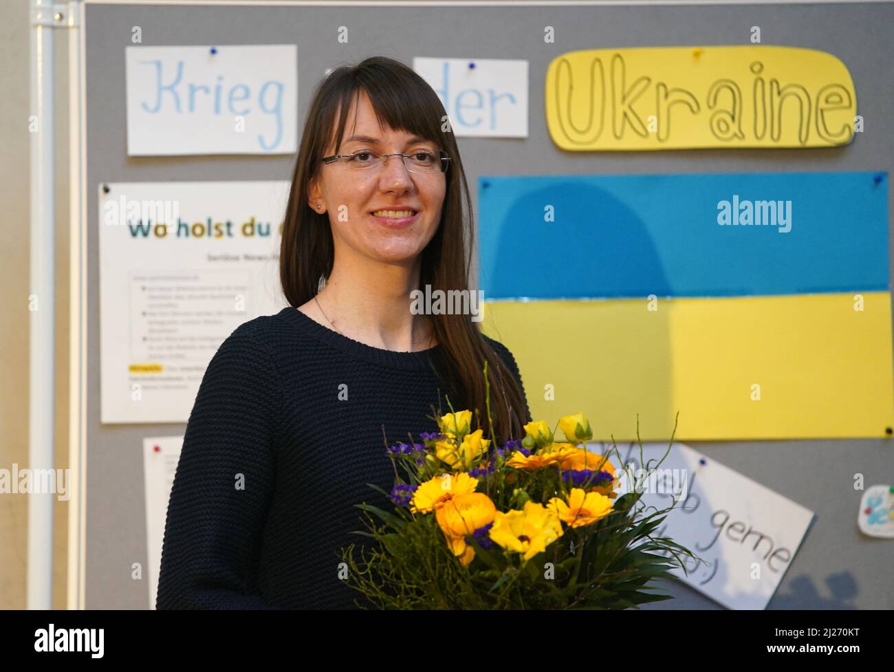 Norderstedt, Allemagne. 30th mars 2022. Iryna Mikulska, enseignante d'anglais de Kiev qui vient de fuir la guerre dans sa patrie, se trouve à l'école communautaire de Harksheide. Le ministre de l'éducation du Schleswig-Holstein, Prien, a accueilli le premier enseignant ukrainien à l'école communautaire Harksheide de Norderstedt. À l'avenir, elle enseignera dans la section DAZ (allemand langue seconde) de l'école. Credit: Marcus Brandt/dpa/Alay Live News Banque D'Images
