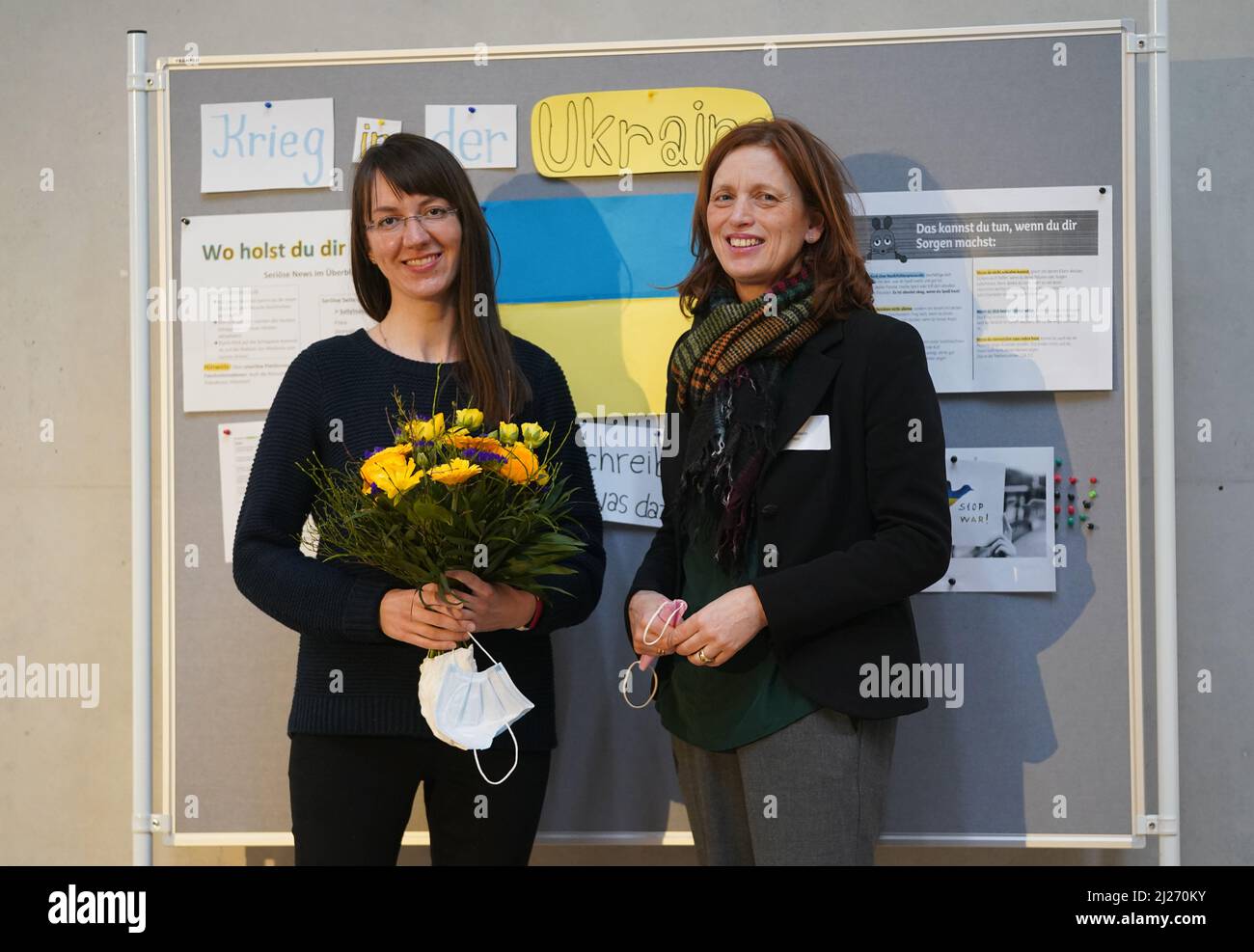 Norderstedt, Allemagne. 30th mars 2022. Iryna Mikulska (l), enseignante d'anglais de Kiev qui vient de fuir la guerre dans sa patrie, se trouve à côté de Karin Prien (CDU), ministre de l'éducation, des sciences et de la culture du Schleswig-Holstein, à l'école communautaire Harksheide. Le ministre de l'éducation du Schleswig-Holstein, Prien, a accueilli le premier enseignant ukrainien à l'école communautaire Harksheide de Norderstedt. À l'avenir, elle enseignera dans la section DAZ (allemand langue seconde) de l'école. Credit: Marcus Brandt/dpa/Alay Live News Banque D'Images