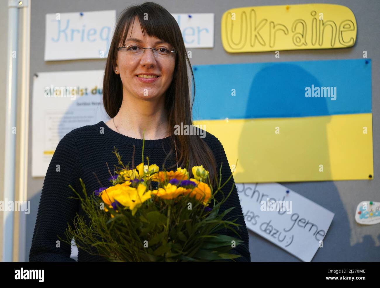 Norderstedt, Allemagne. 30th mars 2022. Iryna Mikulska, enseignante d'anglais de Kiev qui vient de fuir la guerre dans sa patrie, se trouve à l'école communautaire de Harksheide. Le ministre de l'éducation du Schleswig-Holstein, Prien, a accueilli le premier enseignant ukrainien à l'école communautaire Harksheide de Norderstedt. À l'avenir, elle enseignera dans la section DAZ (allemand langue seconde) de l'école. Credit: Marcus Brandt/dpa/Alay Live News Banque D'Images