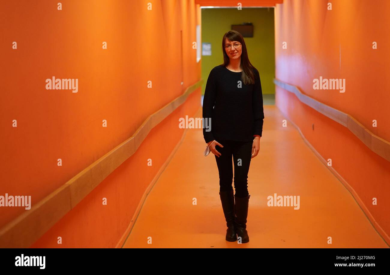 Norderstedt, Allemagne. 30th mars 2022. Iryna Mikulska, enseignante d'anglais de Kiev qui vient de fuir la guerre dans sa patrie, se trouve dans un passage à l'école communautaire de Harksheide. Le ministre de l'éducation du Schleswig-Holstein, Prien, a accueilli le premier enseignant ukrainien à l'école communautaire Harksheide de Norderstedt. À l'avenir, elle enseignera dans la section DAZ (allemand langue seconde) de l'école. Credit: Marcus Brandt/dpa/Alay Live News Banque D'Images