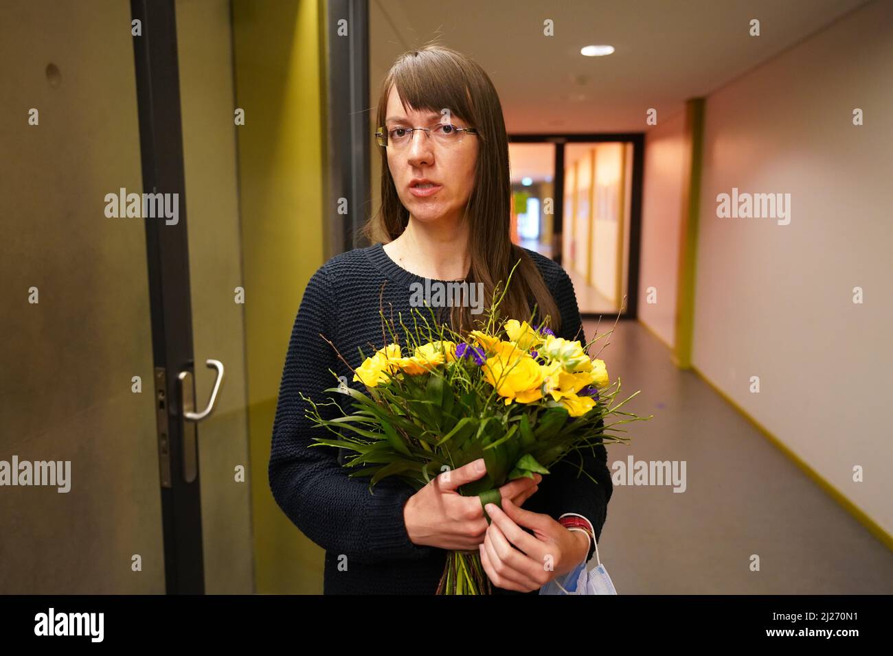 Norderstedt, Allemagne. 30th mars 2022. Iryna Mikulska, enseignante d'anglais de Kiev qui vient de fuir la guerre dans sa patrie, se trouve dans un couloir de l'école communautaire de Harksheide. Le ministre de l'éducation du Schleswig-Holstein, Prien, a accueilli le premier enseignant ukrainien à l'école communautaire Harksheide de Norderstedt. À l'avenir, elle enseignera dans la section DAZ (allemand langue seconde) de l'école. Credit: Marcus Brandt/dpa/Alay Live News Banque D'Images