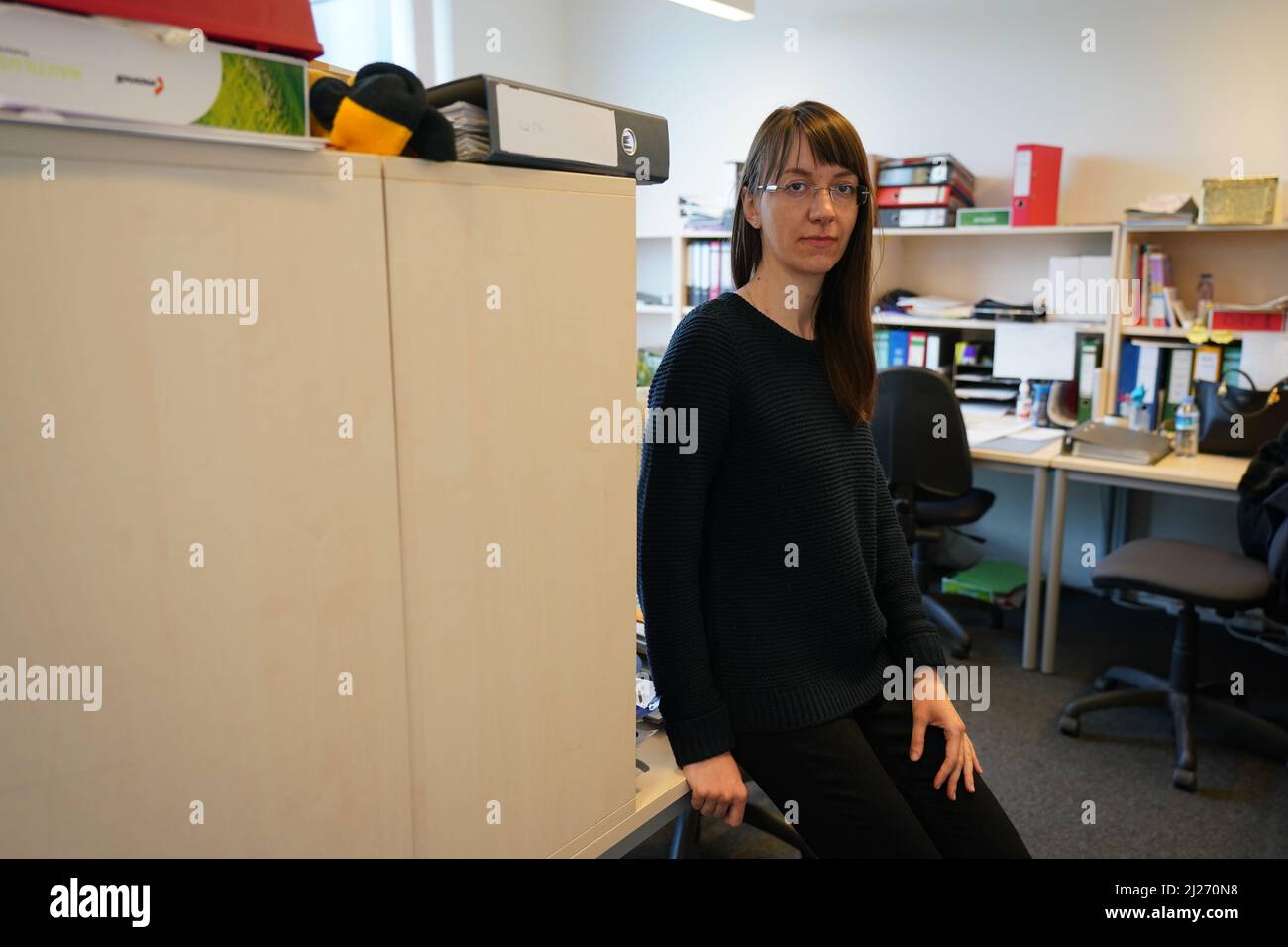 Norderstedt, Allemagne. 30th mars 2022. Iryna Mikulska, enseignante d'anglais de Kiev qui vient de fuir la guerre dans sa patrie, est assise dans la salle du personnel de l'école communautaire Harksheide. Le ministre de l'éducation du Schleswig-Holstein, Prien, a accueilli le premier enseignant ukrainien à l'école communautaire Harksheide de Norderstedt. À l'avenir, elle enseignera dans la section DAZ (allemand langue seconde) de l'école. Credit: Marcus Brandt/dpa/Alay Live News Banque D'Images