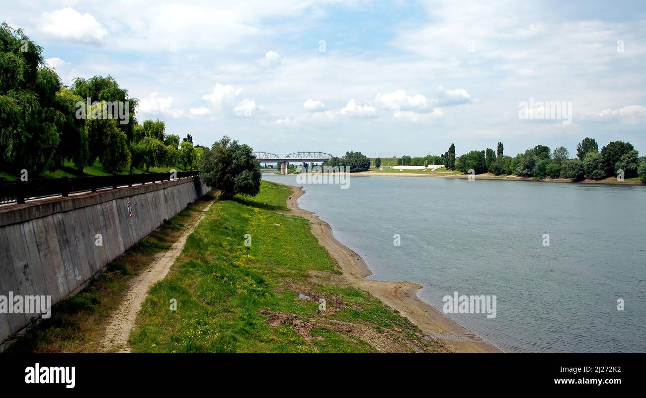 Bender près de Tiraspol, Transnistrie, Moldova: Vue sur la Dniester à Bender, la deuxième ville de Transnistrie. Banque D'Images
