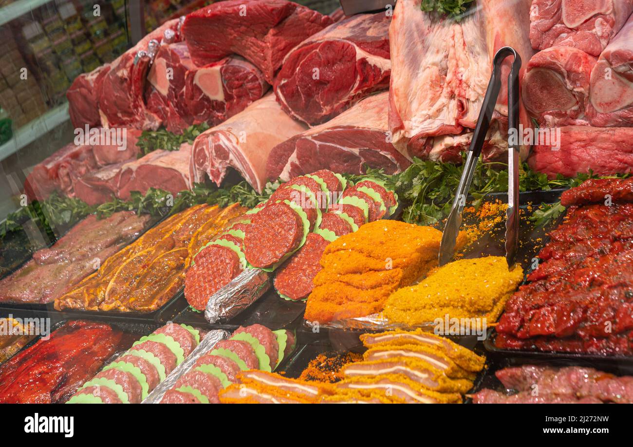 Présentez-vous avec une variété de plats de viande crue. Banque D'Images