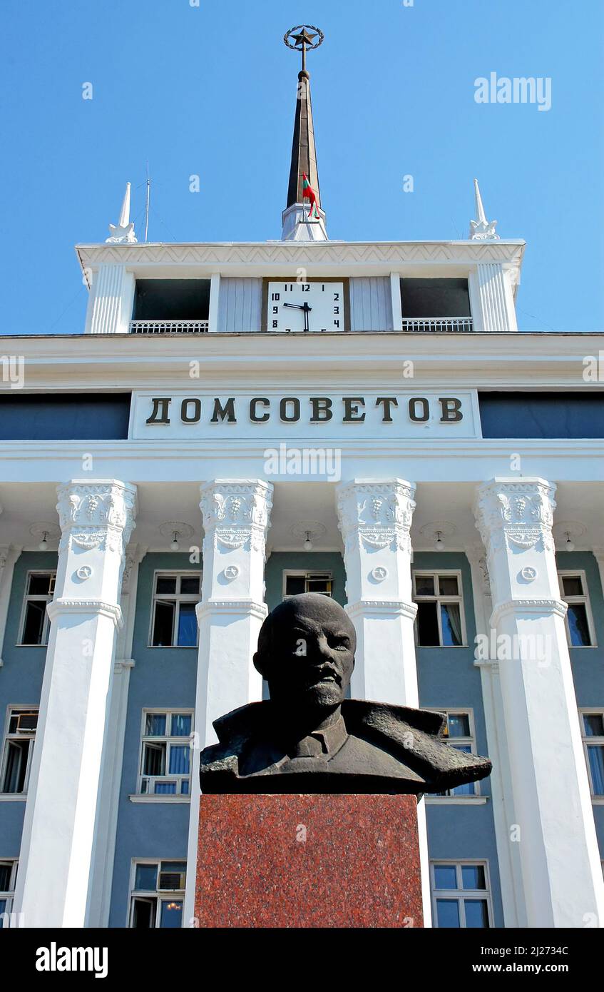 Tiraspol, Transnistrie, Moldova : buste de Lénine devant l'hôtel de ville de Tiraspol. Banque D'Images