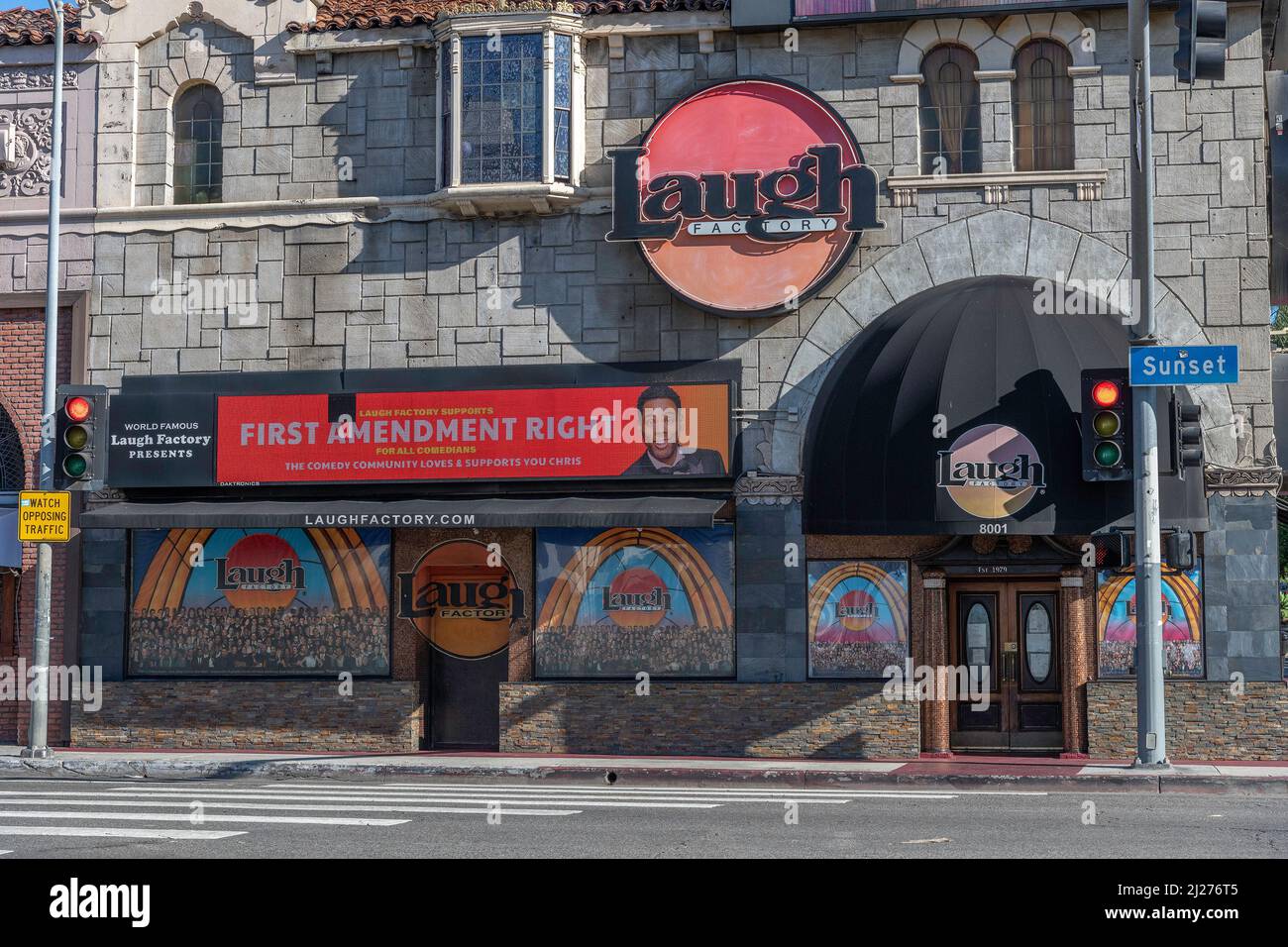 Los Angeles, CA, États-Unis - 28 mars 2022 : extérieur du club de comédie de Laugh Factory avec son signe montrant le soutien du comédien Chris Rock. Banque D'Images