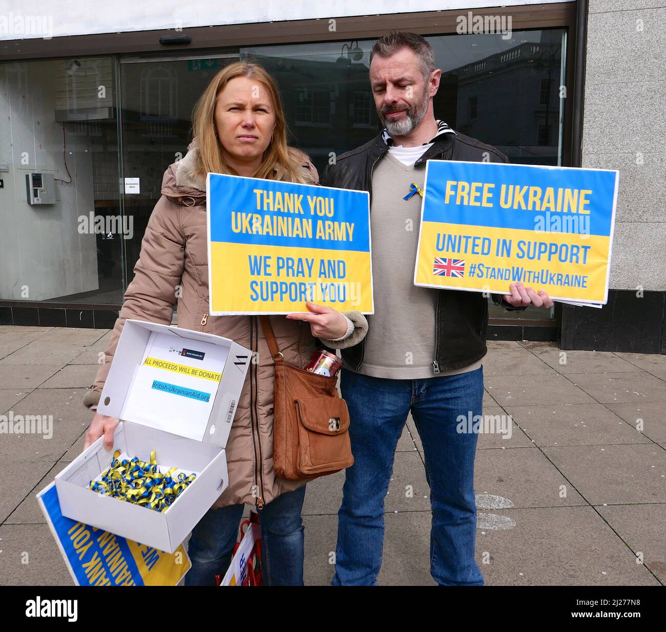 L'armée et les civils ukrainiens mettent en place une défense courageuse et résolue de leur pays , mais font face à des probabilités accablantes . Des armes barbares sont utilisées par la Russie et des milliers de personnes meurent , dont de nombreux civils . Les dégâts s’aggraveront . Sans l'aide militaire déjà fournie par des pays comme le nôtre , ils n'auraient pas pu combattre les Russes avec autant de force . Faire un don à des organismes de bienfaisance ( si vous pouvez ) british-ukrainianaid.org est un organisme de bienfaisance enregistré au Royaume-Uni qui a aidé depuis le début du conflit en 2014 ... Banque D'Images