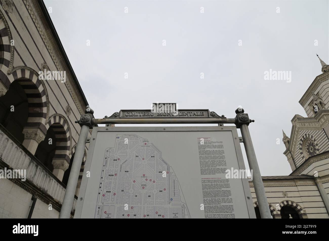 Milan, Italie. 30th mars 2022. Milan, Italie le temple de crématorium du cimetière monumental, dans le cadre de l'Artweek 2022 de Milan, présentera le projet 'Ninna Nanna' de Maurizio Cattelan, exposition de l'œuvre Lullaby (1994). Déchets de PAC recueillis dans des sacs en plastique sur deux palettes dans la photo: Cimetière monumental crédit: Agence de photo indépendante/Alamy Live News Banque D'Images