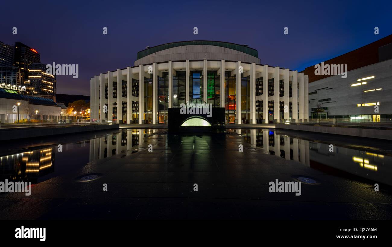 Place des arts à Montréal et salle Wilfrid-Pelletier où se produisent les plus grands artistes, une fois que tous les spectateurs sont partis. Banque D'Images