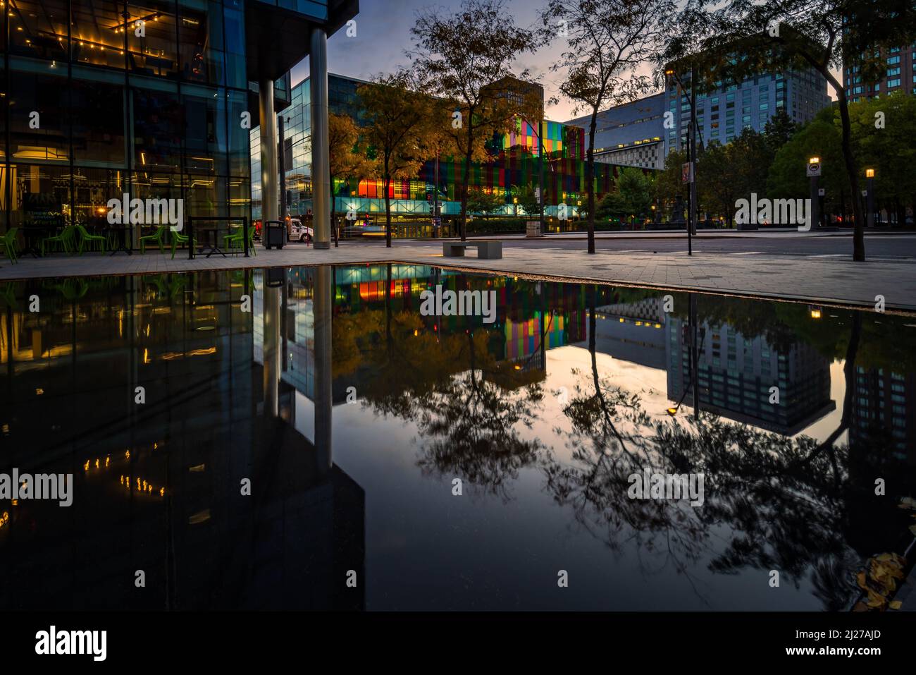 Reflet du Palais des congrès de Montréal dans une fontaine aux fenêtres colorées Banque D'Images