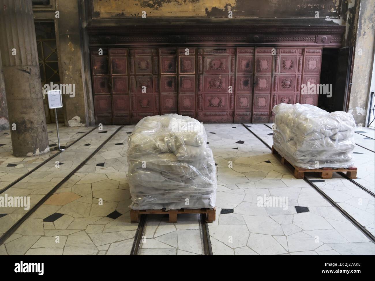 Milan, Italie. 30th mars 2022. Milan, Italie le temple de crématorium du cimetière monumental, dans le cadre de l'Artweek 2022 de Milan, présentera le projet 'Ninna Nanna' de Maurizio Cattelan, exposition de l'œuvre Lullaby (1994). Déchets de PAC recueillis dans des sacs en plastique sur deux palettes dans la photo: Berclaby (1994) déchets de PAC recueillis dans des sacs en plastique sur deux palettes crématorium Temple crédit: Agence de photo indépendante/Alamy Live News Banque D'Images