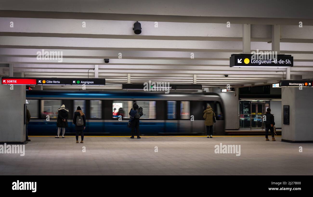 Station Berry-UQAM du métro de Montréal, les gens en mouvement Banque D'Images