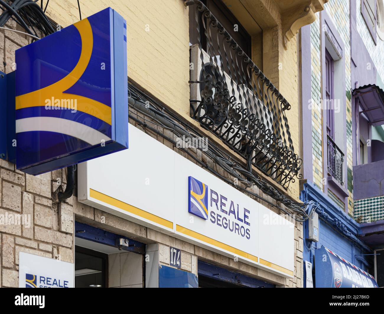 Logo de la marque d'assurance compagnie jaune Banque de photographies et  d'images à haute résolution - Alamy