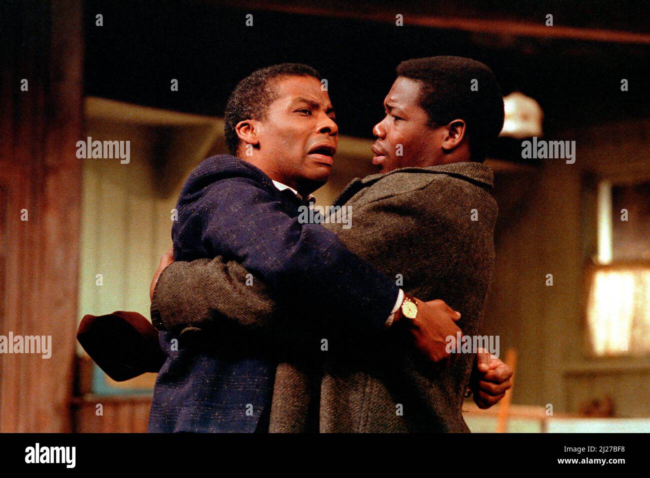 l-r: Don Warrington (Walter Lee Jeune), Douglas Fields (George Murchison) dans Une RAISINS AU SOLEIL par Lorraine Hansberry au Palace Theatre, Watford, Angleterre 15/11/1989 Design: Martin Johns éclairage: Leonard Tucker directeur: Lou Stein Banque D'Images