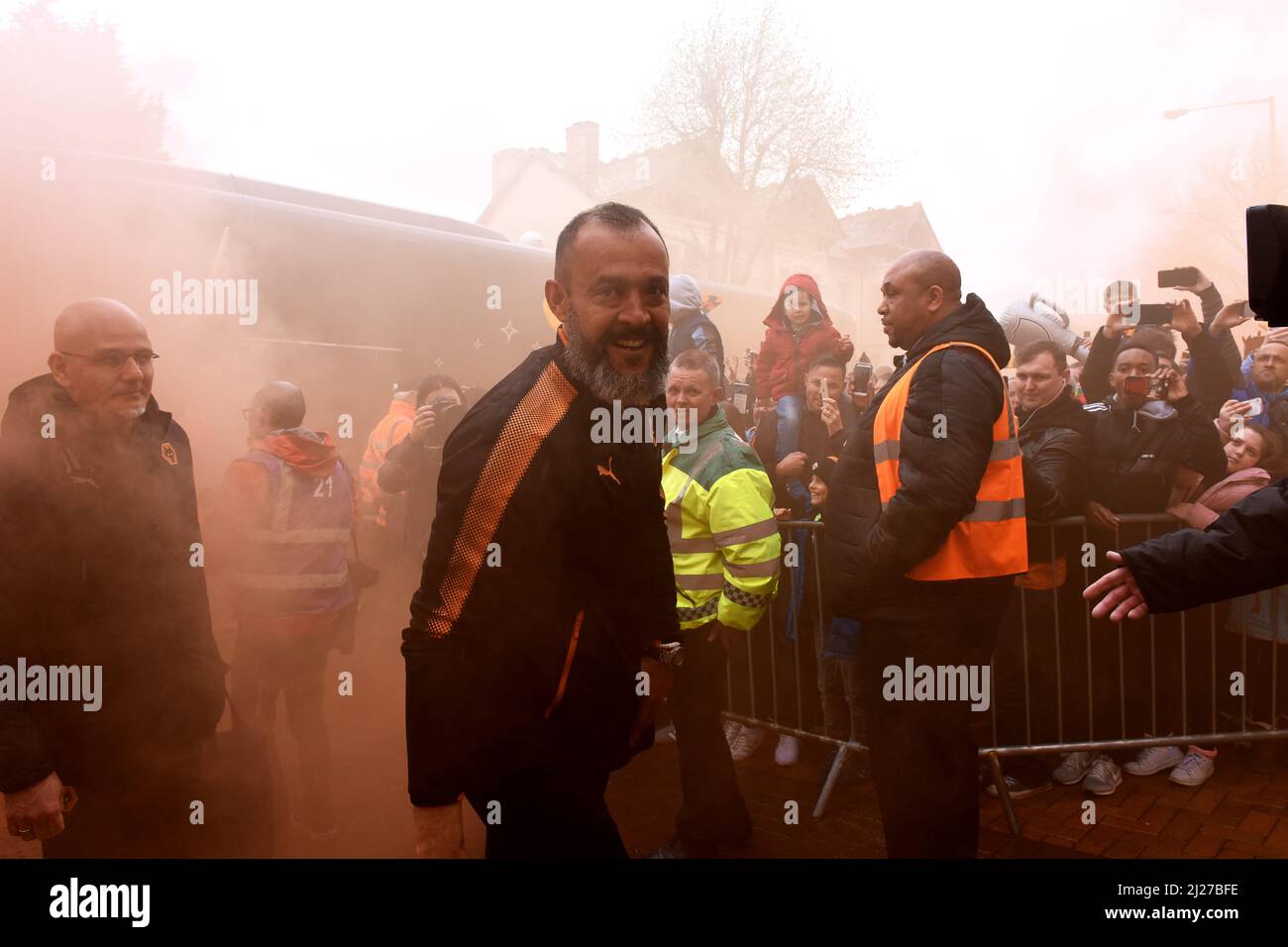 L'entraîneur-chef du FC des loups, Nuno Espirito Santo, arrive à Molineux pour être accueilli par des fans et des torches rouges. Wolverhampton Wanderers fête la victoire du championnat Sky Bet 28/04/2018 Banque D'Images