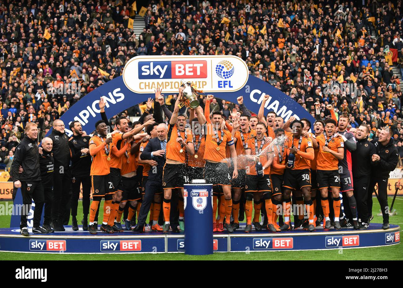 Les footballeurs Wolves FC célèbrent la victoire au championnat. Wolverhampton Wanderers fête la victoire du championnat Sky Bet 28/04/2018 Banque D'Images