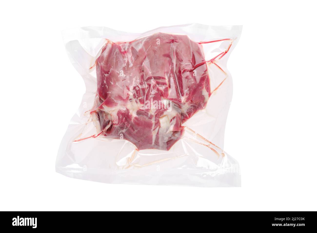 Épaule d'agneau scellée sous vide isolée sur blanc Banque D'Images