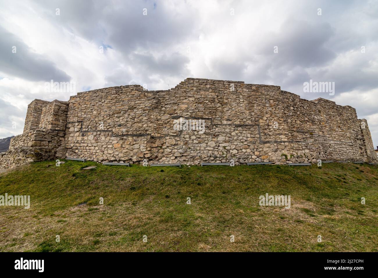 Les ruines de la forteresse médiévale en pierre de Kaleto située près de la ville de Mezdra en Bulgarie. Banque D'Images