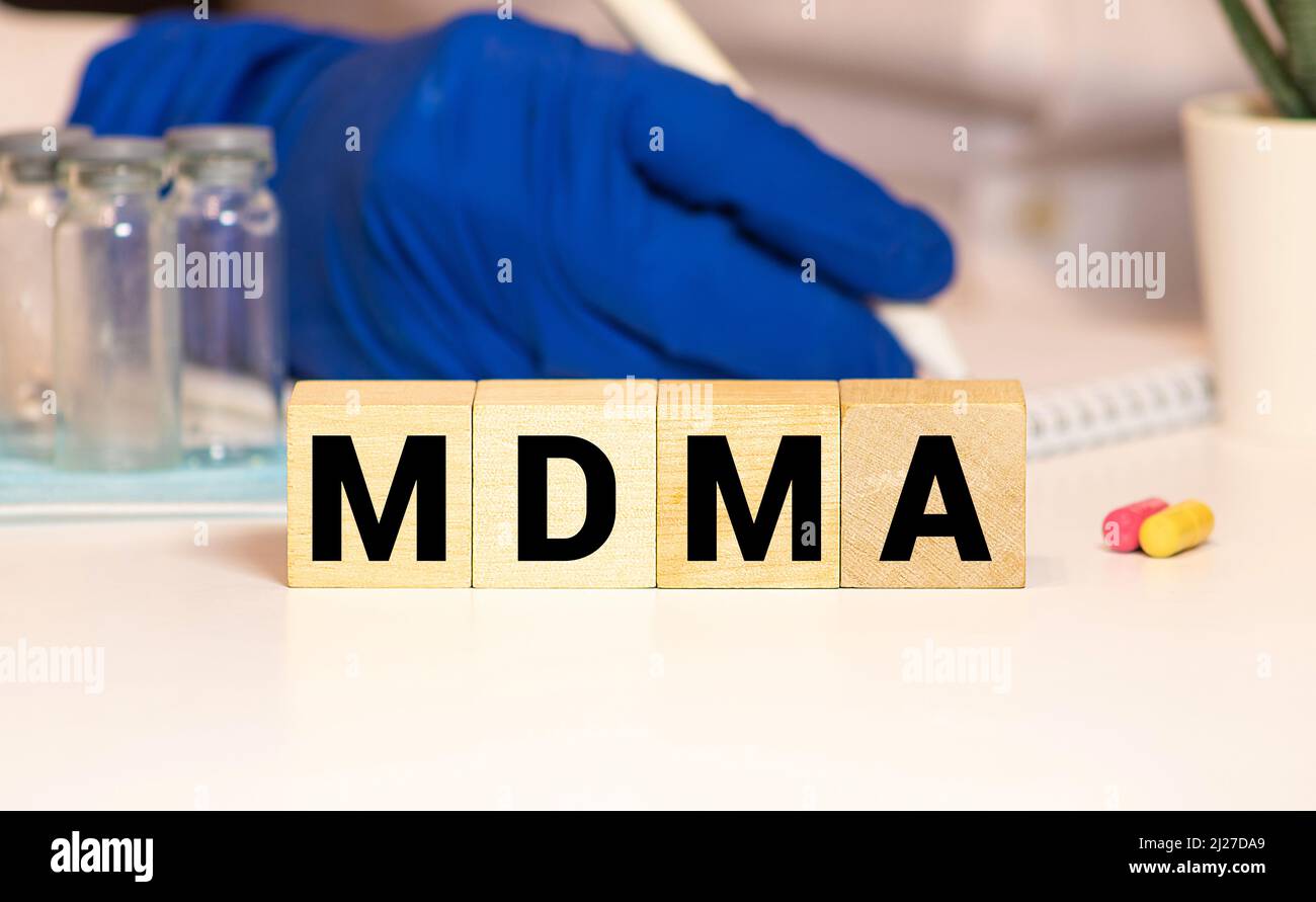 Cubes avec le mot MDMA dessus. Concept de soins Banque D'Images