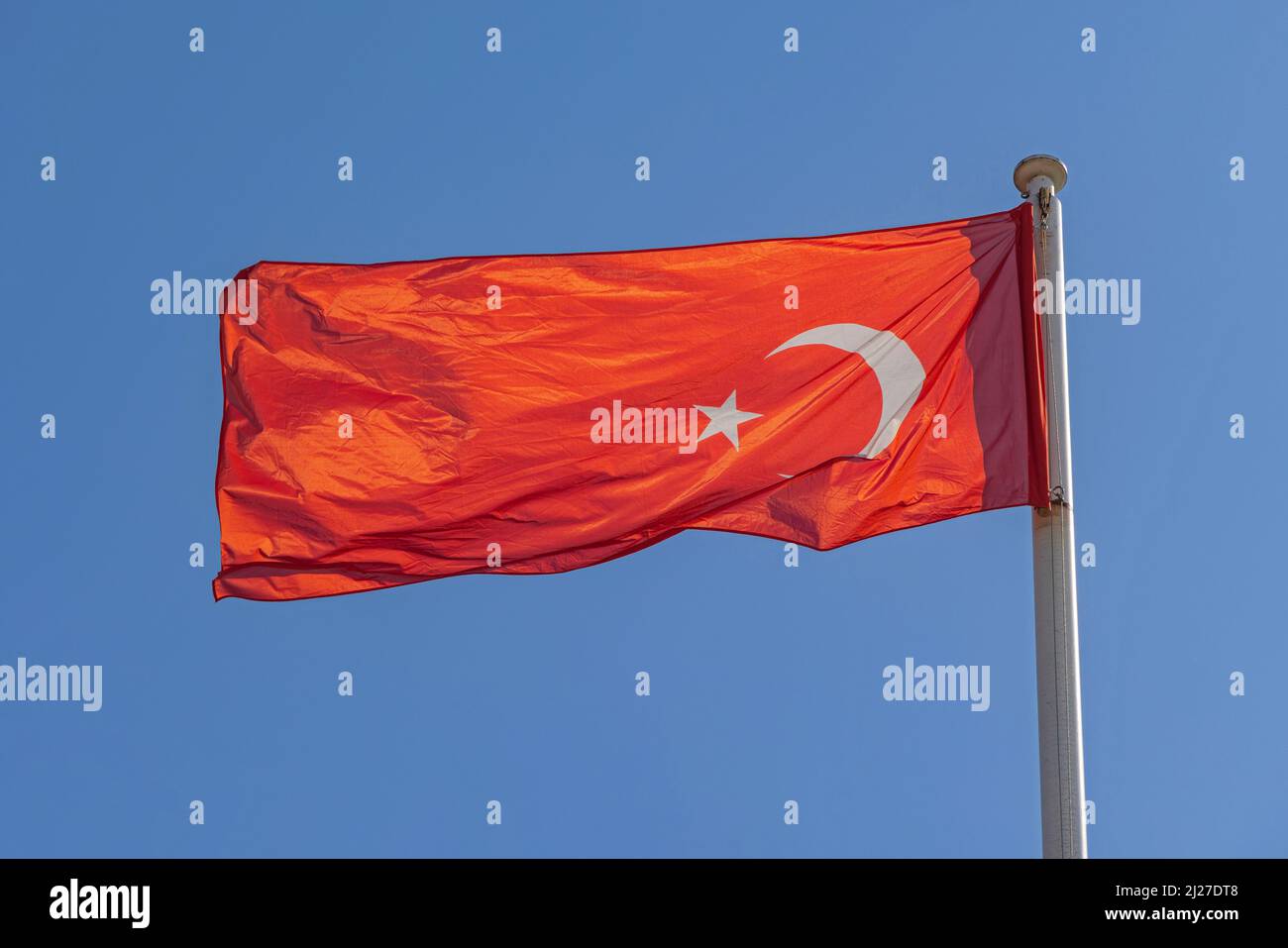Nouveau drapeau rouge vif de la Turquie à la Journée du ciel bleu clair ensoleillé Banque D'Images