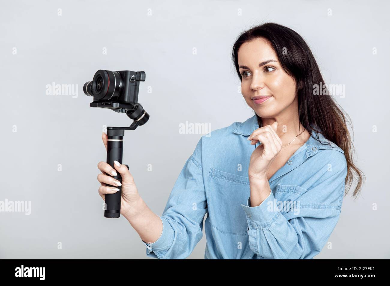 Jeune femme attirante prend un selfie en utilisant la caméra sur la nacelle Banque D'Images
