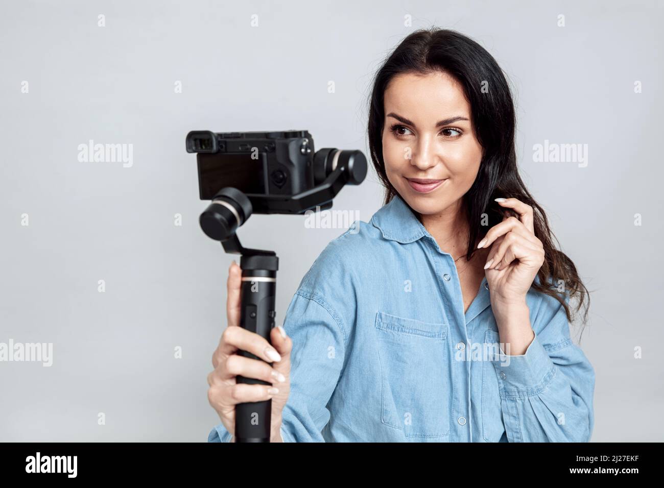 Jeune femme attirante prend un selfie en utilisant la caméra sur la nacelle Banque D'Images