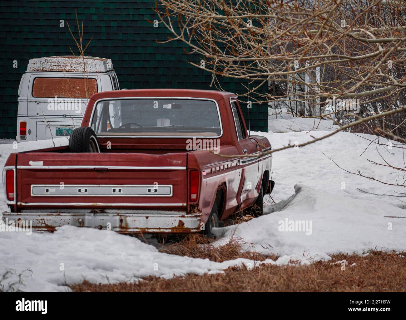 Camion d'époque abandonné dans la neige Banque D'Images
