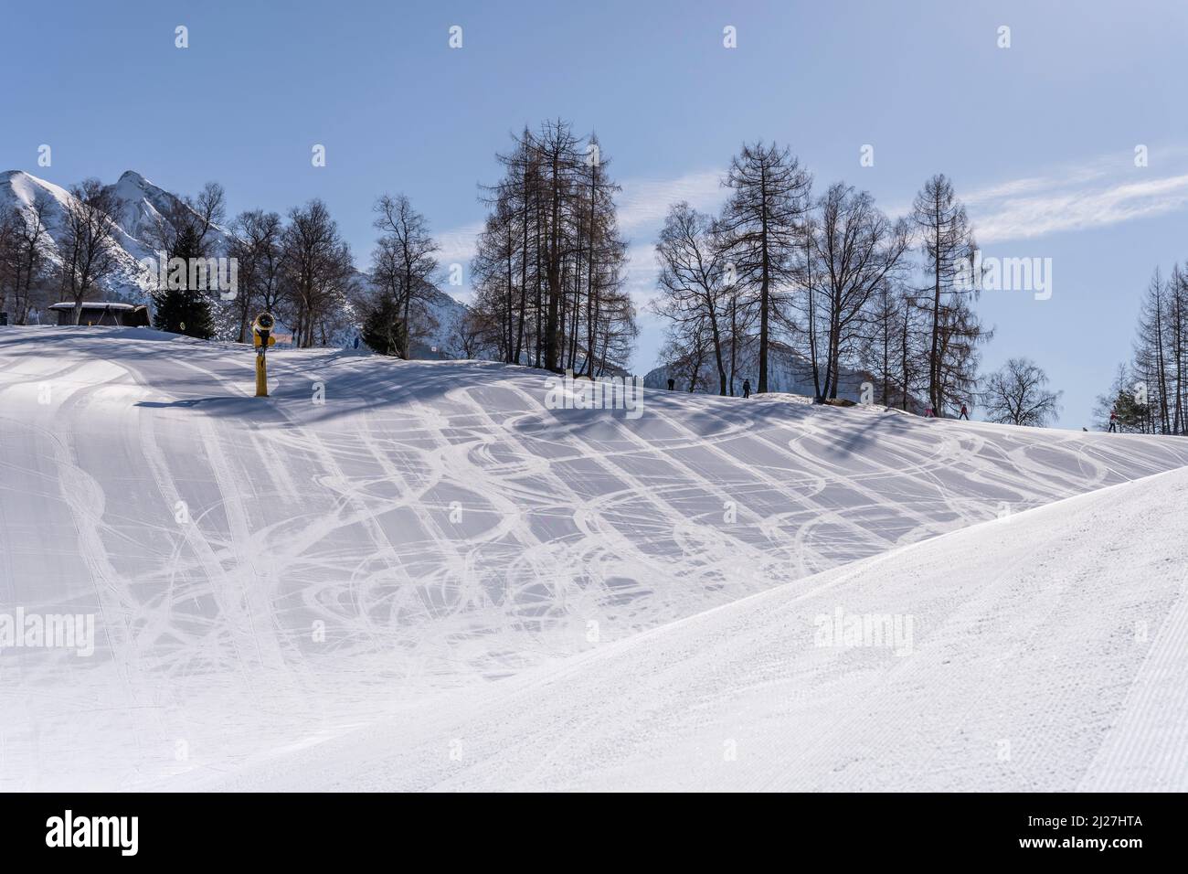 Paysage de montagne d'hiver avec pistes de ski sinueuses sur la neige à la piste de Birkenlifte, tourné en lumière vive à Seefeld, Tyrol, Autriche, Banque D'Images