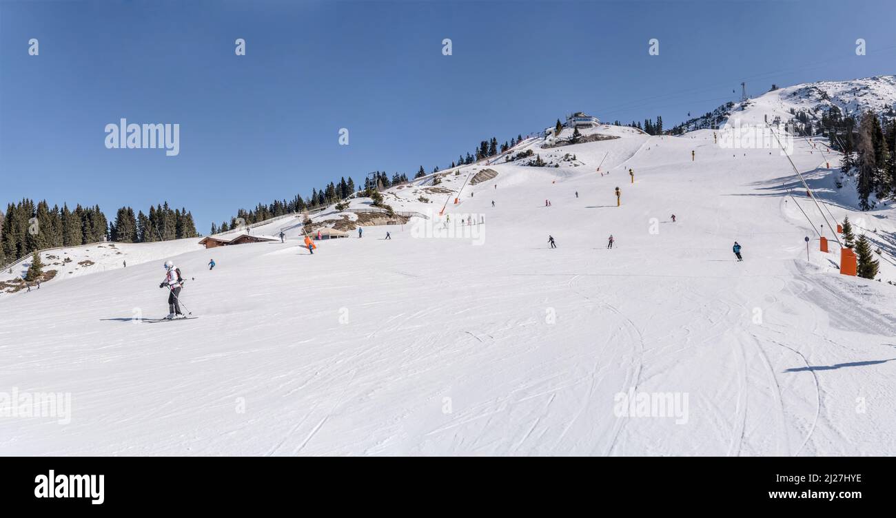 Paysage de montagne d'hiver avec très grande piste de ski à Rosshutte, tourné en lumière vive à Seefeld, Tyrol, Autriche, Banque D'Images