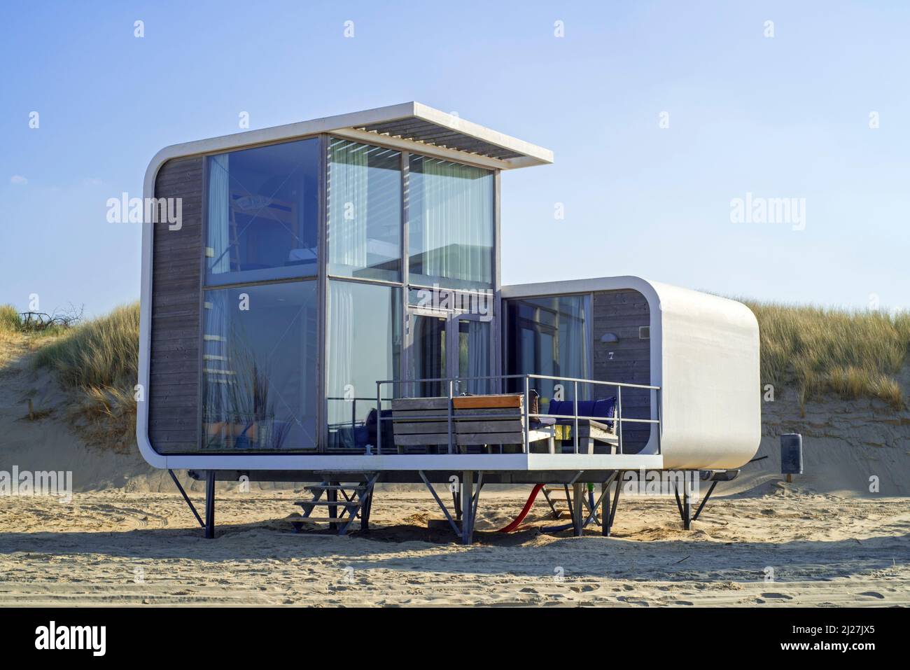 Petite maison / maison de plage à louer sur une plage de sable le long de la côte de la mer du Nord à Nieuwvliet, Zeeland, pays-Bas Banque D'Images