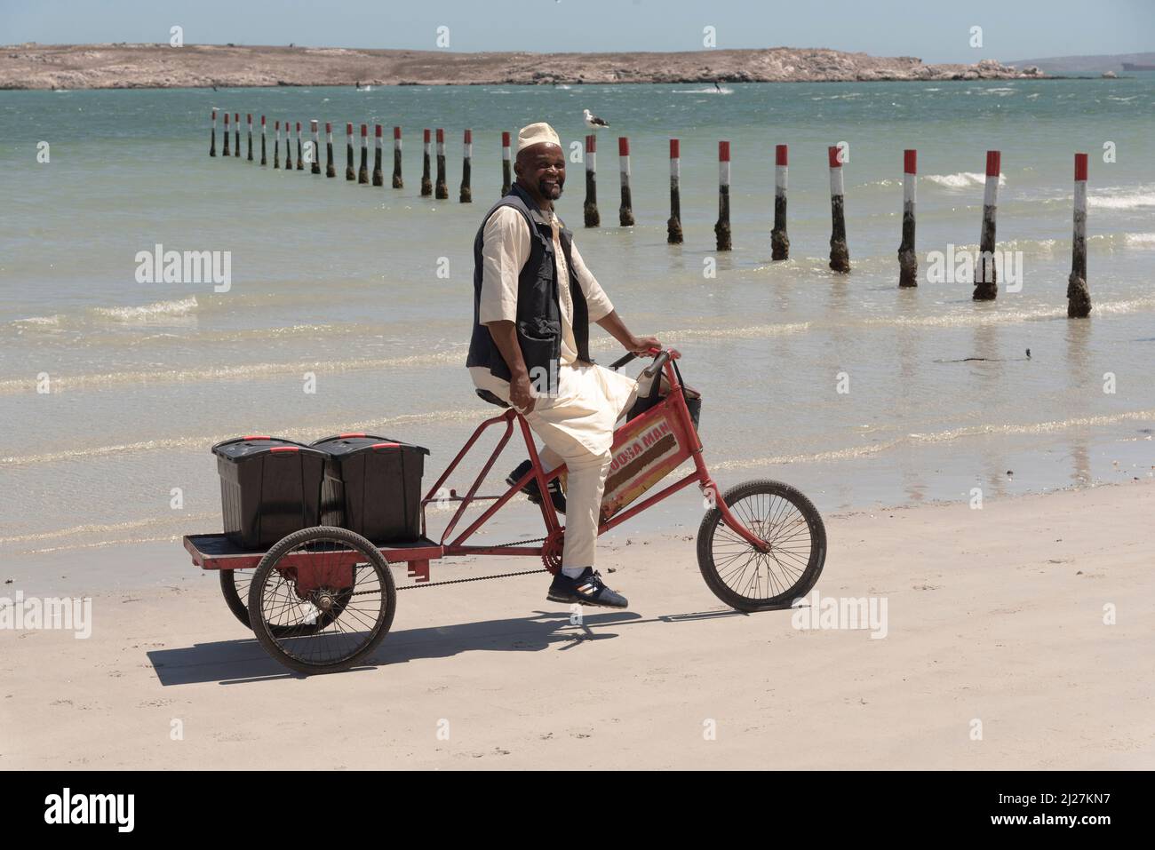 Langabaan Afrique du Sud. 2022. Un vendeur indien de collations Samosa parcourt la plage à Lanagbaan à la recherche d'affaires. Banque D'Images