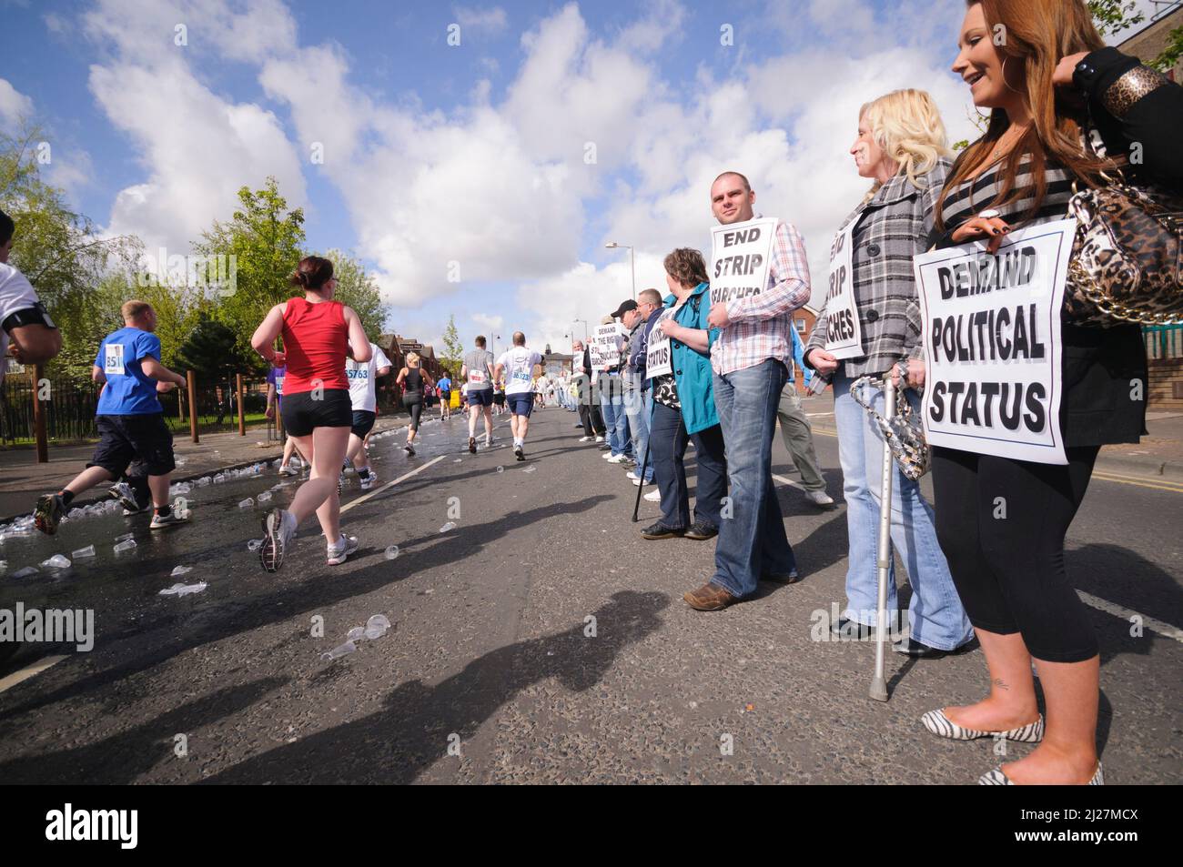 03/05/2010, Belfast, Irlande du Nord. Les Républicains tiennent une « manifestation de la ligne blanche » au milieu de la route des chutes lors du marathon annuel de Belfast, appelant à la fin de la brutalité carcérale au HMP Maghaberry. Banque D'Images