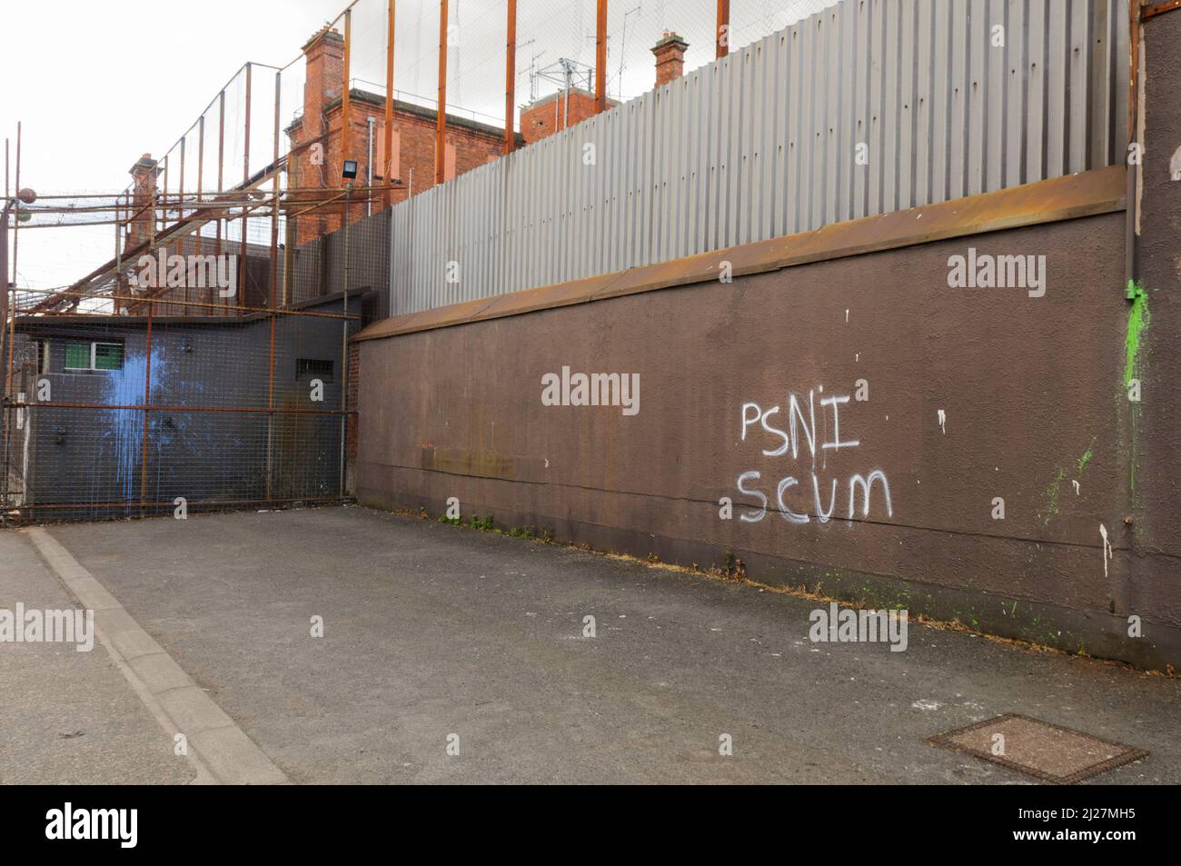 Mountpottinger station PSNI à Short Strand, Belfast avec graffiti disant 'PSNI Scum' Banque D'Images