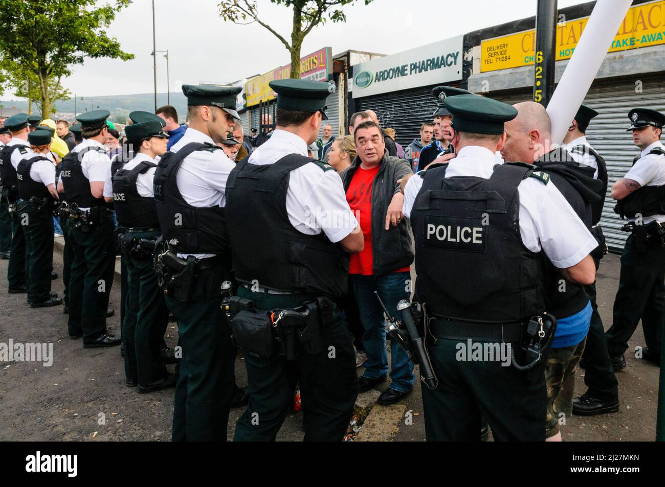 11/08/2012, Belfast, Irlande du Nord. Paul Lyttle fait valoir avec les officiers de police de PSNI qu'ils gardent le contrôle des manifestants pendant que le défilé des apprentis garçons de Derry passe paisiblement Banque D'Images