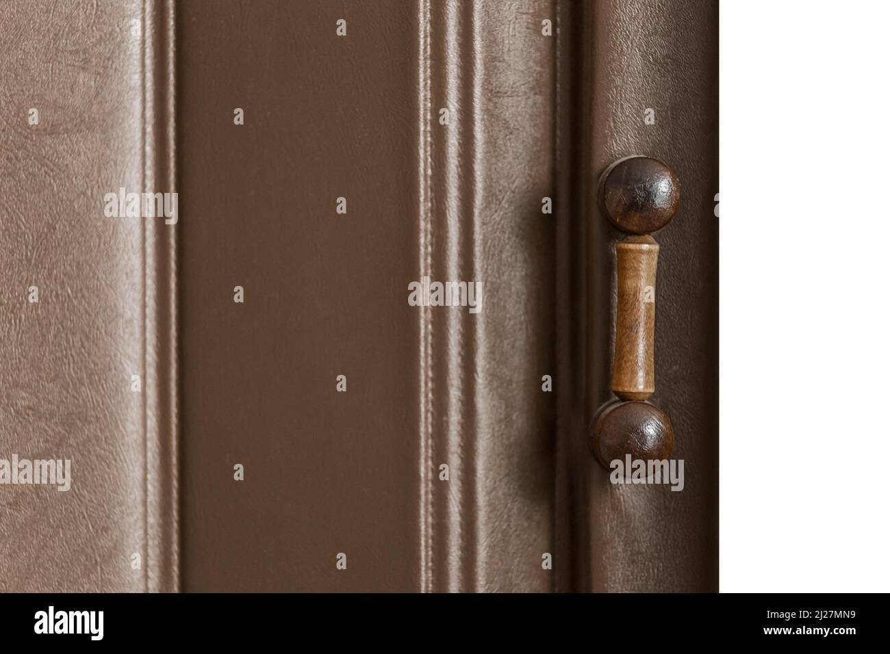 Ancienne porte coulissante antique avec poignée en bois et volets arrière-plan de style rétro rétro à motif brun. Banque D'Images