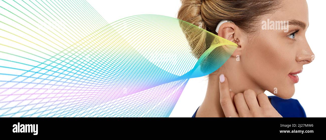 Femme équipée d'une prothèse auditive derrière l'oreille, avec des ondes sonores colorées montrant une variété de sons allant à l'oreille. Solutions auditives, concept Banque D'Images
