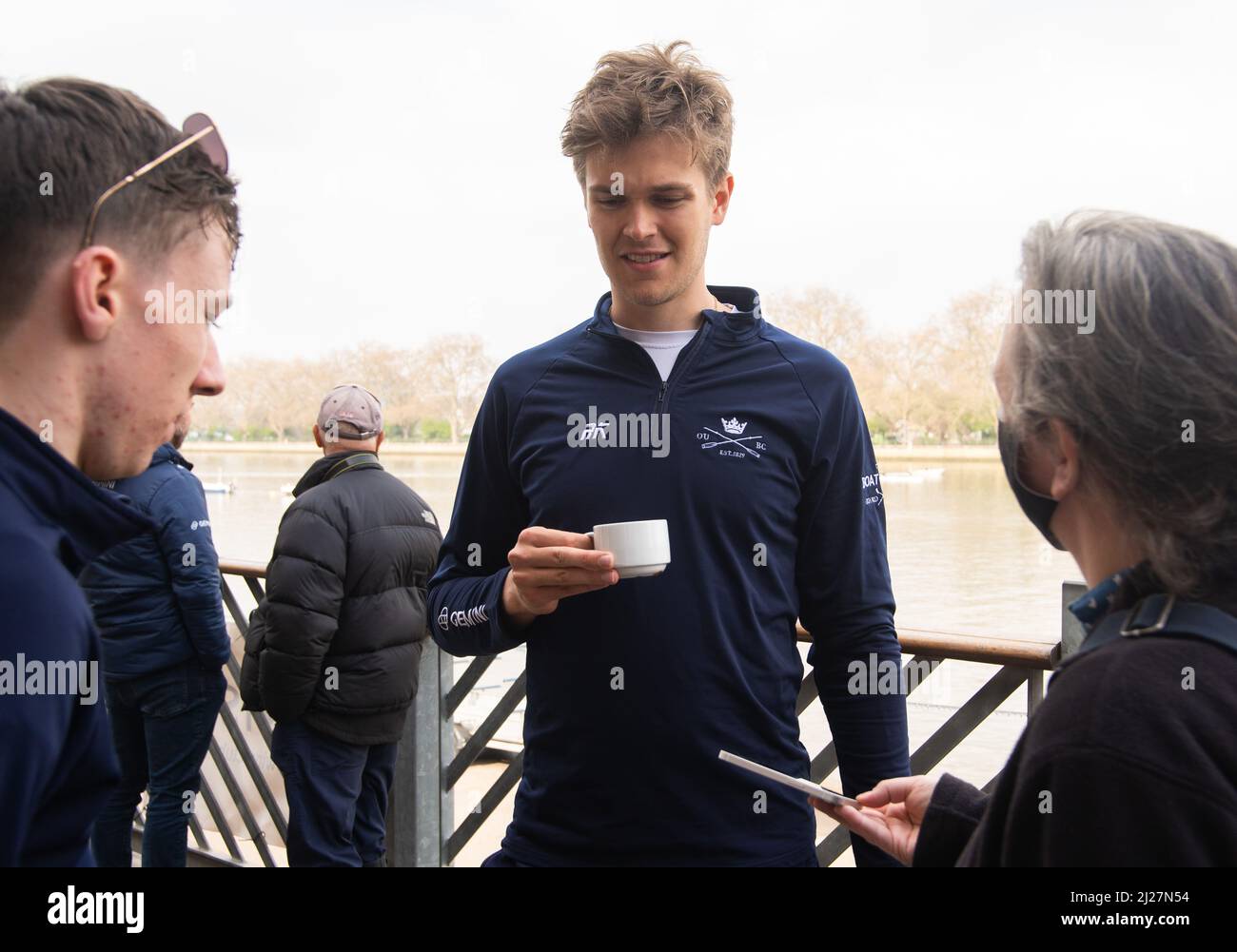 Londres, Royaume-Uni. 30th mars 2022. Les équipes d'Oxford et de Cambridge rencontrent la presse au London Rowing Club sur Putney Embankment. Les équipes hommes et femmes pour la course de bateau du dimanche ont assisté à un événement de presse. Crédit : Peter Hogan/Alay Live News Banque D'Images