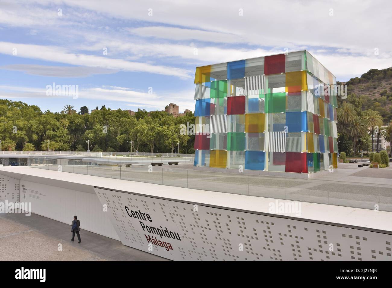 Centre Pompidou Malaga (Musée d'Art moderne), structure en cube de verre coloré à Malaga Andalousie Espagne. Banque D'Images