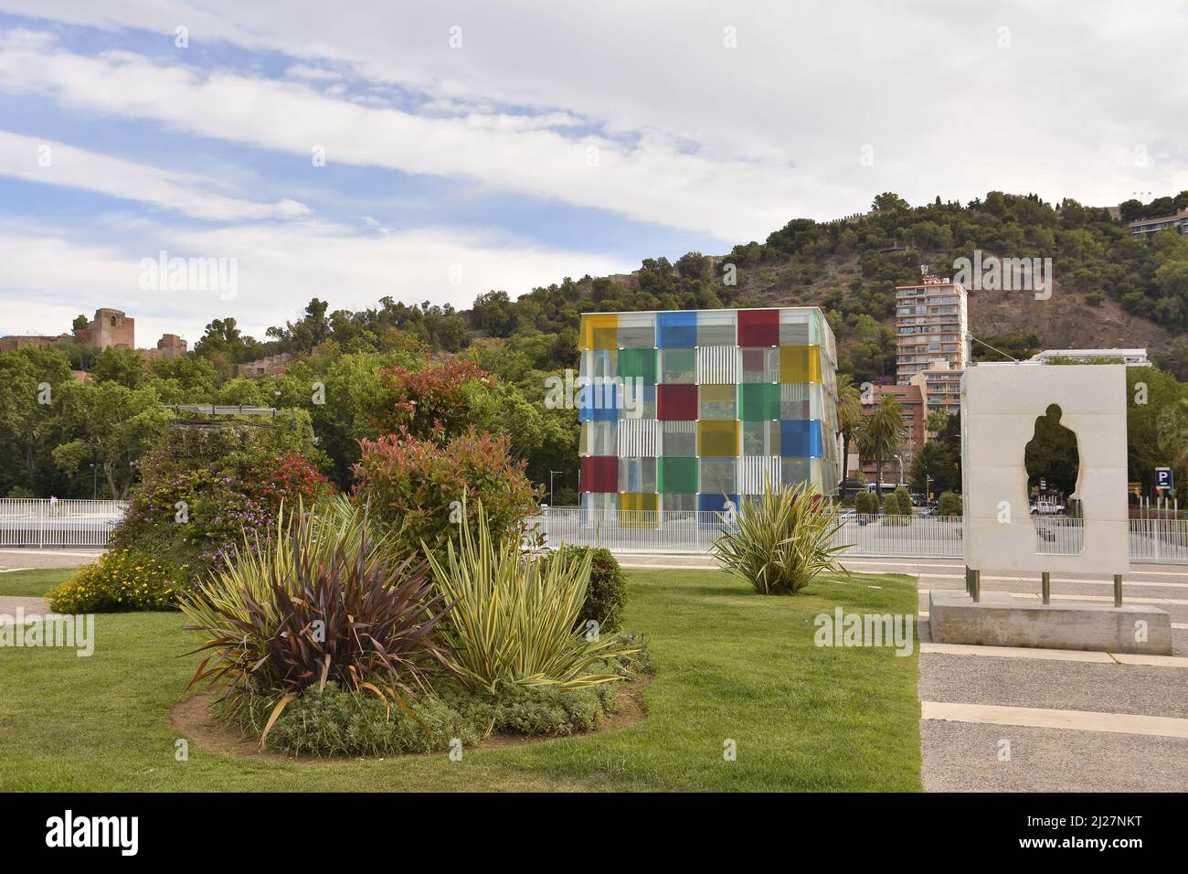 Centre Pompidou Malaga (Musée d'Art moderne), structure en cube de verre coloré et jardin à Malaga Andalousie Espagne. Banque D'Images