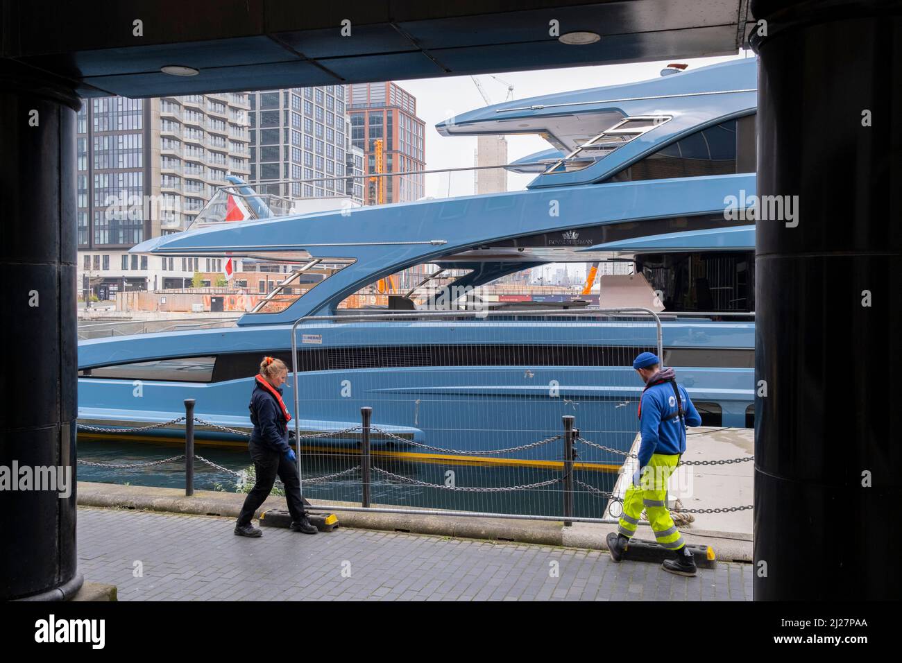 Des clôtures de sécurité sont installées autour du super-yacht « Phi » de 58m (192ft) £38m qui reste saisi à « Dolar Bay » dans les Docklands de Londres, mis en cause par l'Agence nationale de lutte contre le crime (NCA) du Royaume-Uni en raison de sanctions contre les associés de Poutine lors de l'invasion russe de l'Ukraine, le 30th mars 2022, à Londres, en Angleterre. Le Phi dispose de sa propre piscine et d'une "cave à vin infinie", selon ses constructeurs néerlandais. Sa propriété est incertaine, mais elle est considérée comme la propriété d'un homme d'affaires russe ayant des liens avec Poutine. Banque D'Images